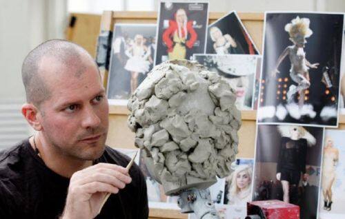 Louis Wiltshire在默林娛樂制作室認真制作
