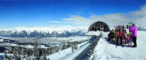 建在半山腰的木蘭纜車站可直達雪朗峰頂，讓游客近窺天堂